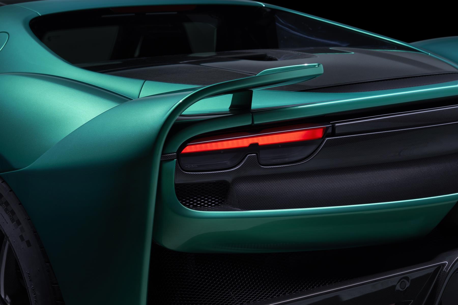 The 296 Speciale generates 435 kg of downforce in total at 250 km/h, which is 20% more than the 296 GTB. The 296 Speciale generates 435 kg of downforce in total at 250 km/h, which is 20% more than the 296 GTB.