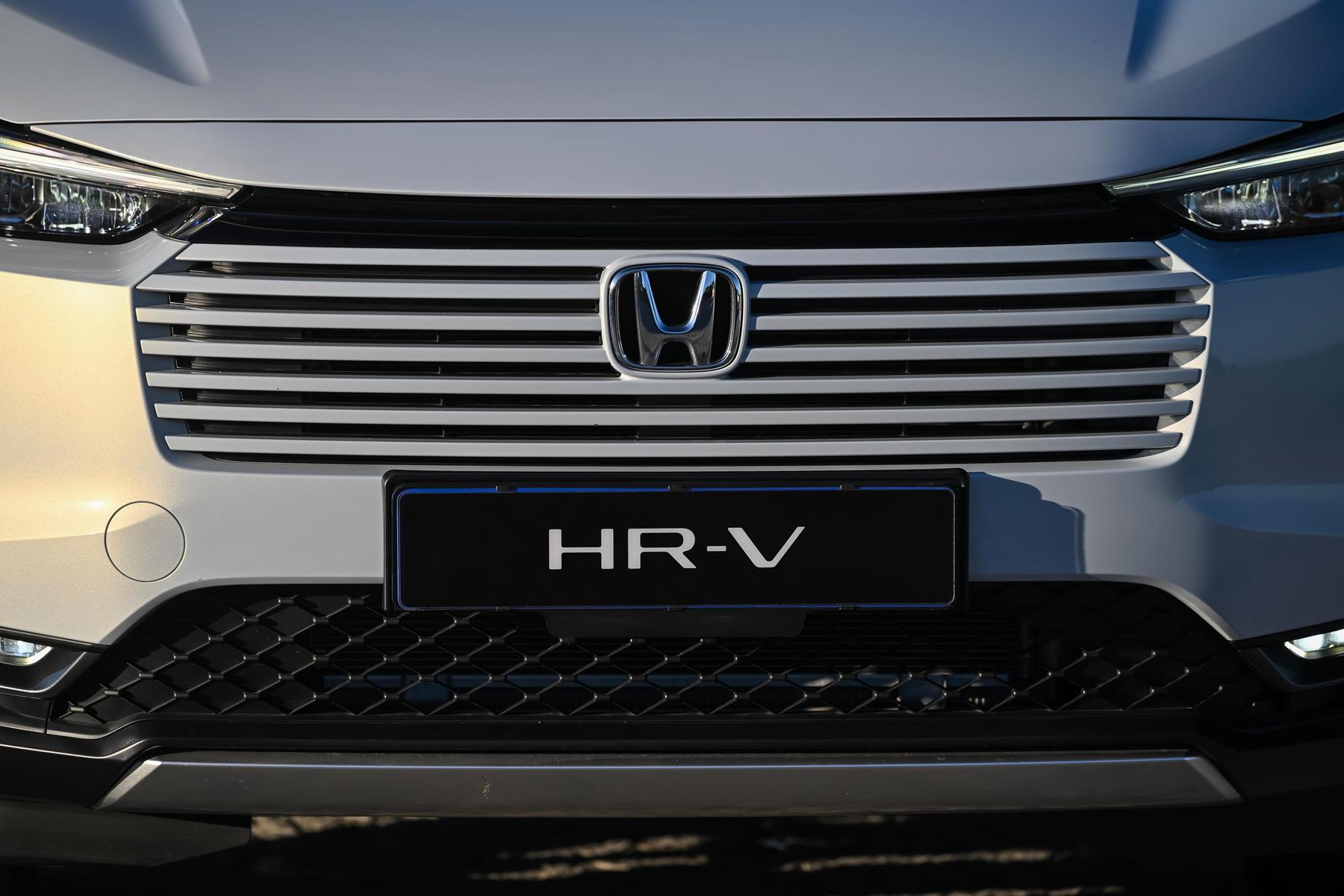 The front fascia now features a redesigned, body-coloured grille, giving the HR-V a bolder and more distinctive presence on the road. The front fascia now features a redesigned, body-coloured grille, giving the HR-V a bolder and more distinctive presence on the road.
