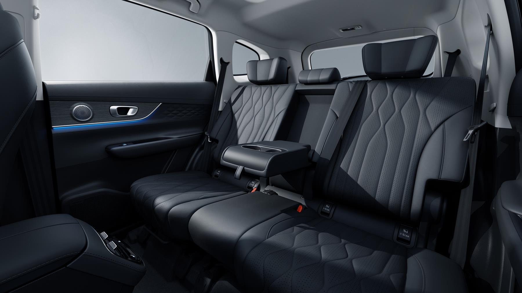 tandard roof rails, second-row air vents, dual cupholders in the first and second rows, and multiple USB ports: one in front, two in the second row, plus Type-C fast charging for both rows. tandard roof rails, second-row air vents, dual cupholders in the first and second rows, and multiple USB ports: one in front, two in the second row, plus Type-C fast charging for both rows.