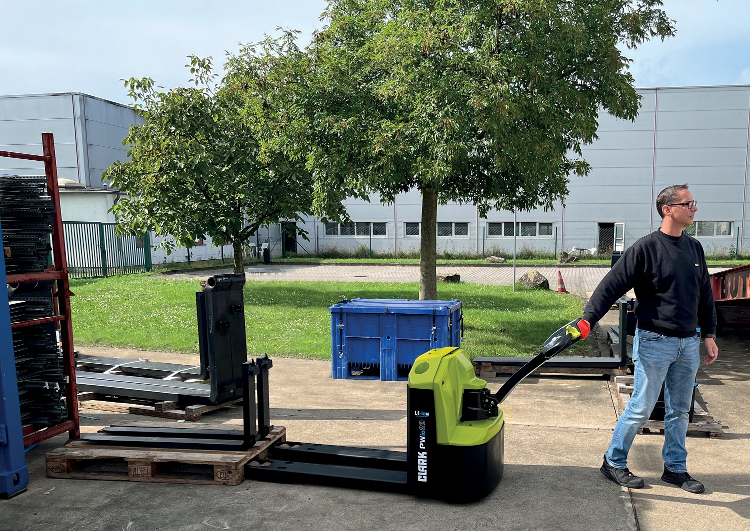 Compact power pack for demanding applications: The new Clark low-lift truck PWio20 with lithium-ion technology