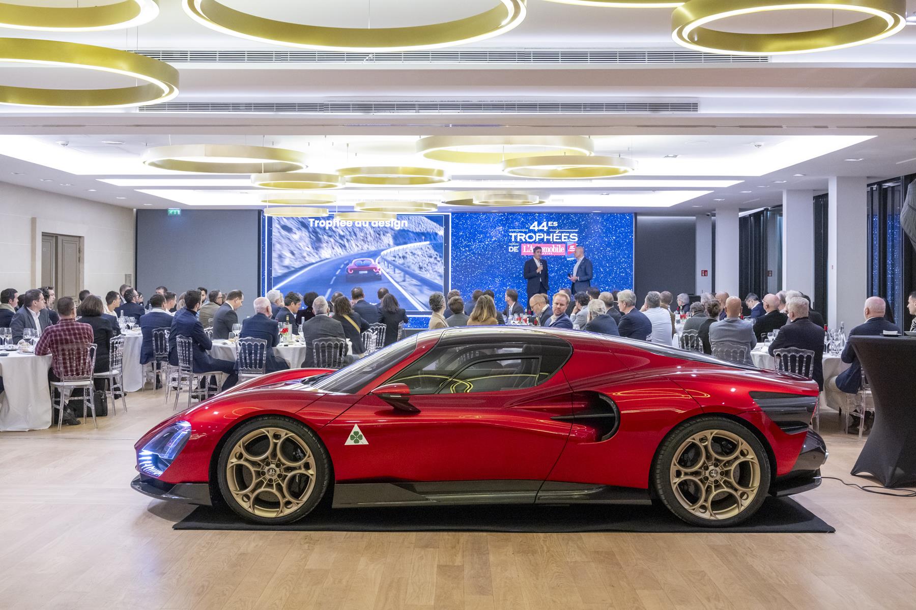 The Alfa Romeo 33 Stradale wins the Design Trophy awarded by L'Automobile Magazine