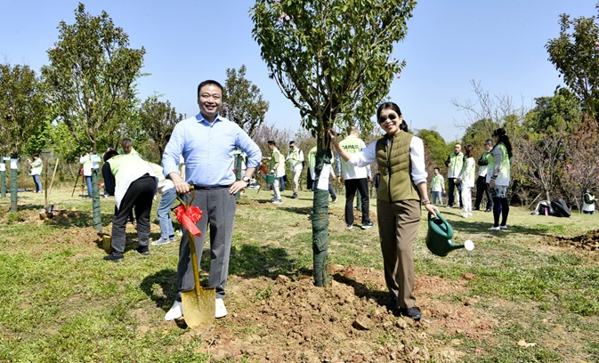 From left to right: Mr James Yu, General Manager, Messe Frankfurt (Shanghai) Co Ltd and Ms Fiona Chiew, General Manager, Messe Frankfurt (HK) Ltd at Messe Frankfurt’s afforestation site in Chengdu, China.