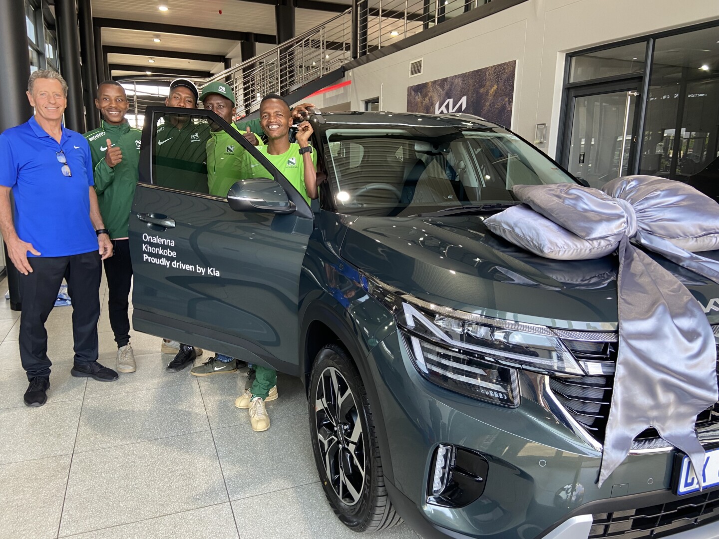 Kia presents prize vehicles to 2024 Two Oceans Marathon ultra-marathon winners Onalenna Khonkobe and Gerda Steyn 
