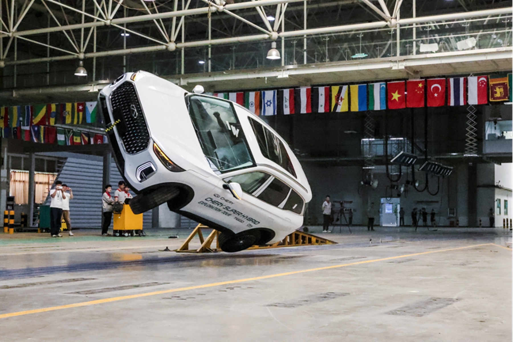 Chery puts Tiggo 9 CSH flagship to the test in extreme safety demonstrations