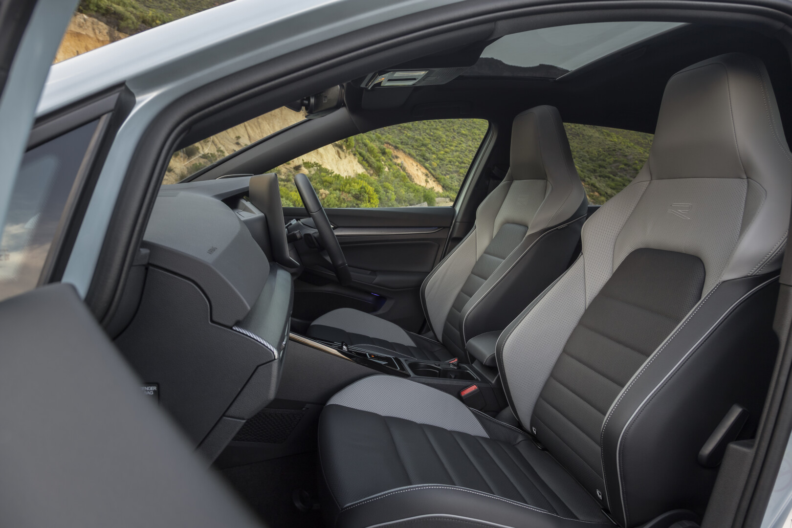 The Volkswagen Golf comes standard with a 3-year / 120 000 km warranty, 5-year 90 000 km service plan, and a 12-year anti-corrosion warranty. The service interval is 15 000 km.