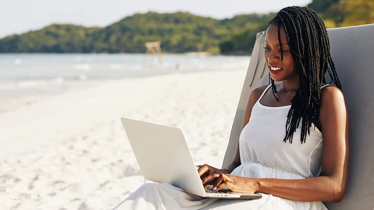 Embracing Workcations: How Hybrid Working Enables Holiday Flexibility