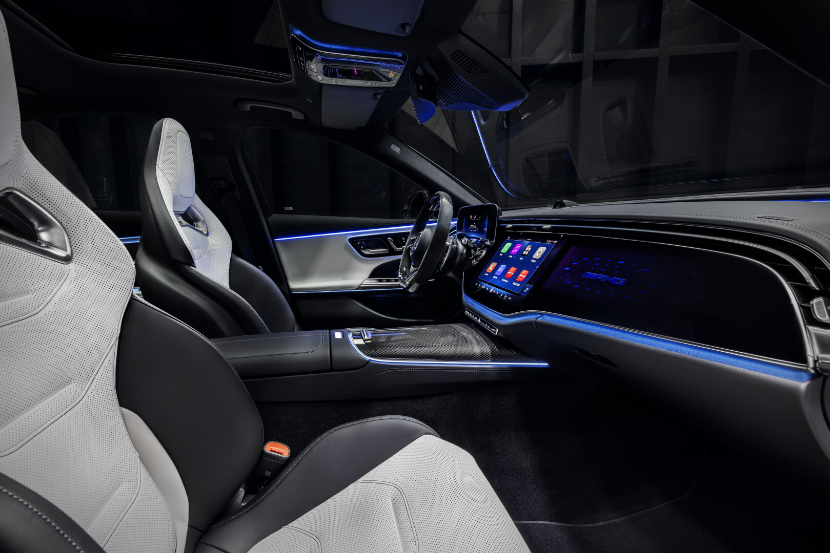 Exclusive trim, optional Superscreen with passenger monitor Exclusive trim, optional Superscreen with passenger monitor