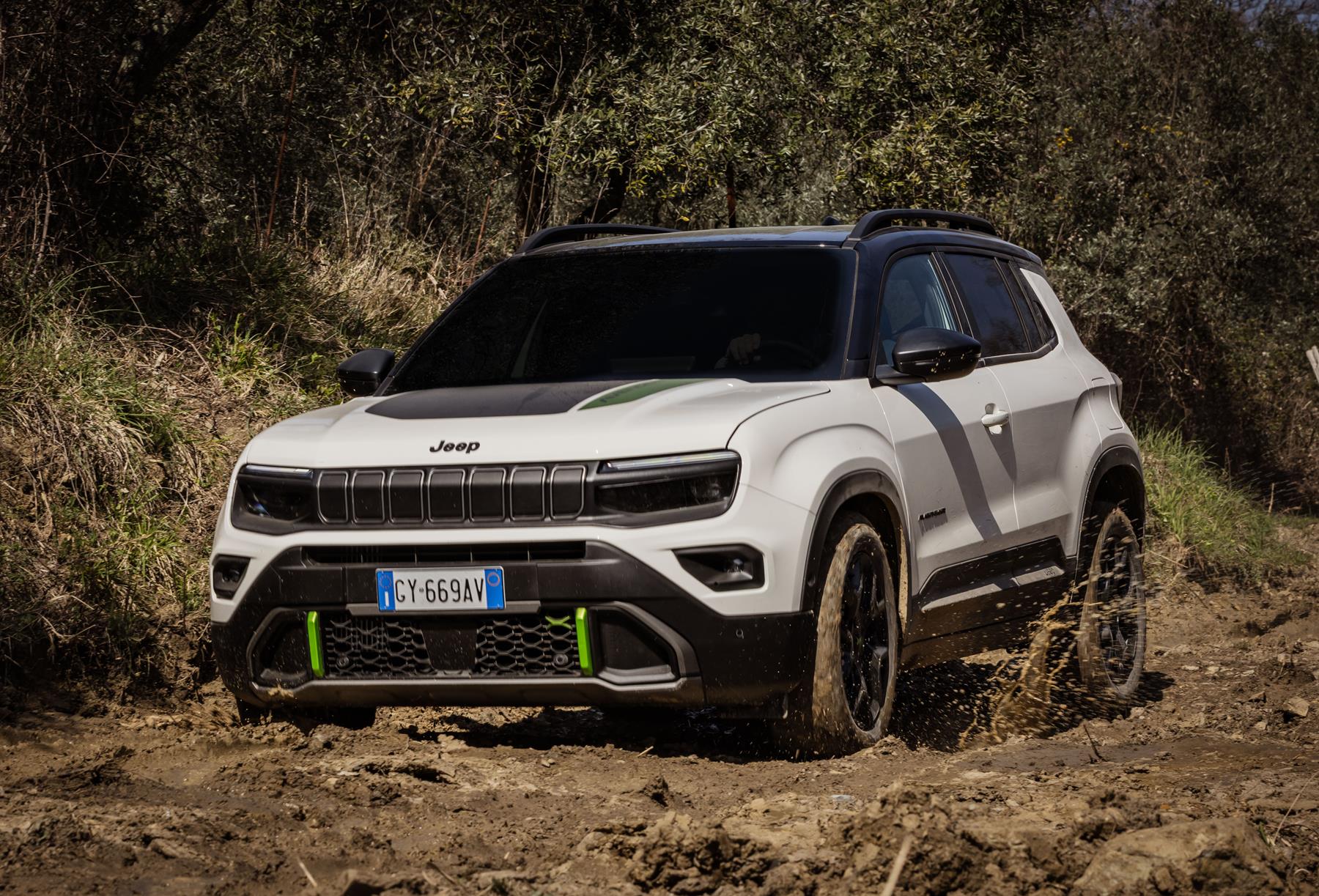 Jeep® Avenger 4xe debuts on road