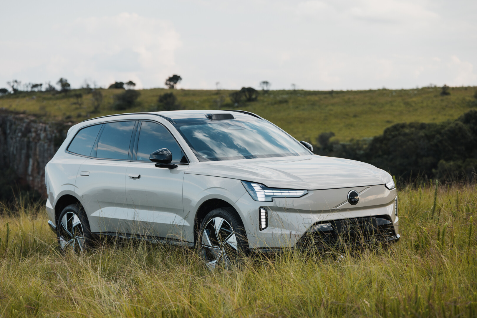 Volvo EX90 named finalist for 2025 World Luxury Car of the Year 
