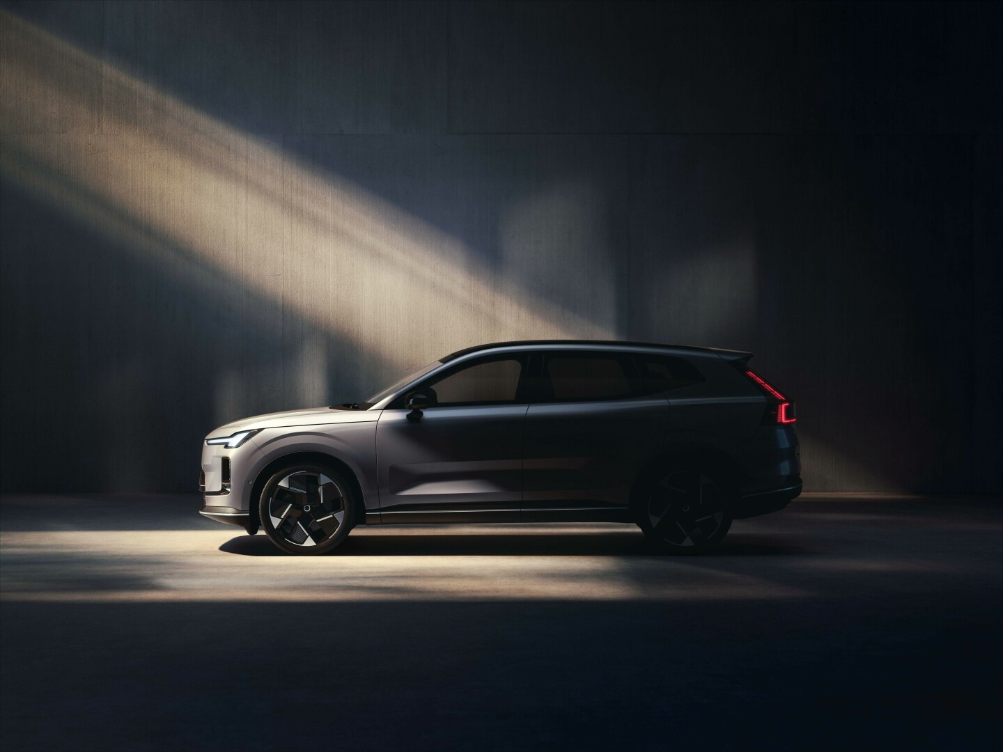 The new Volvo XC70, Volvo Cars’ first extended-range plug-in hybrid 