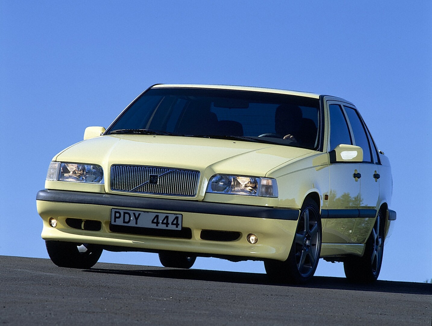 Volvo celebrates 30 years of the iconic 850 T-5R 
