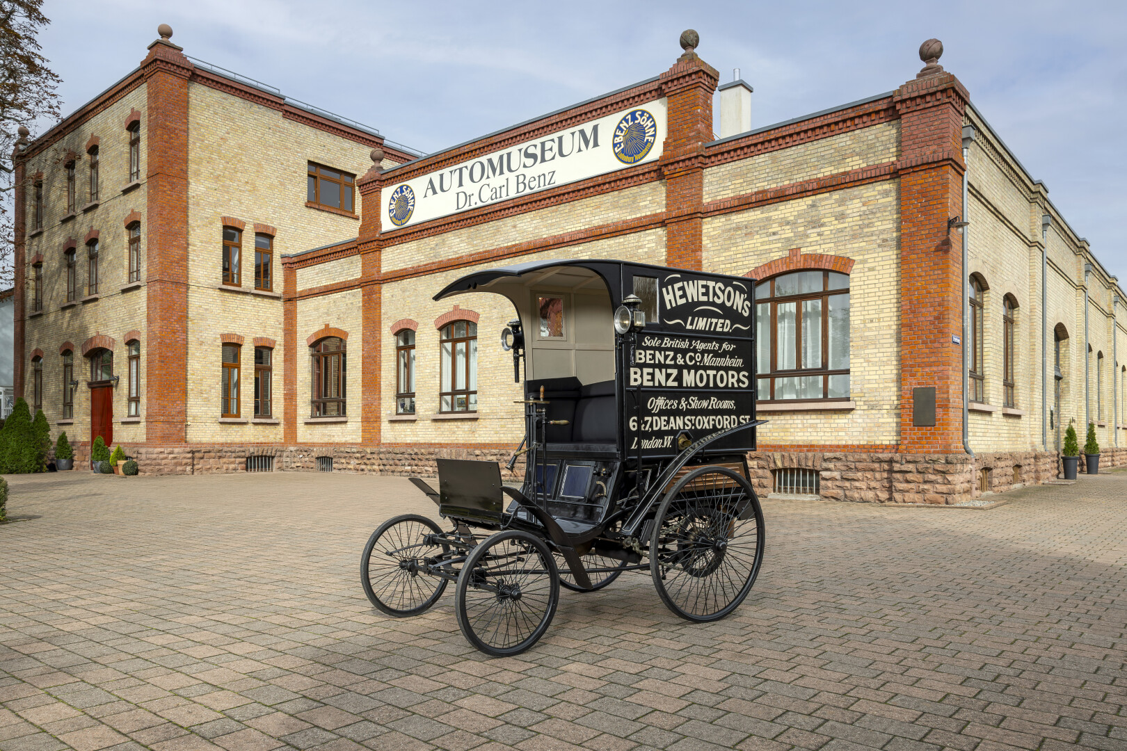 140 years of the automobile, 130 years of transport, 100 years of Mercedes-Benz: An anniversary year full of magic moments 