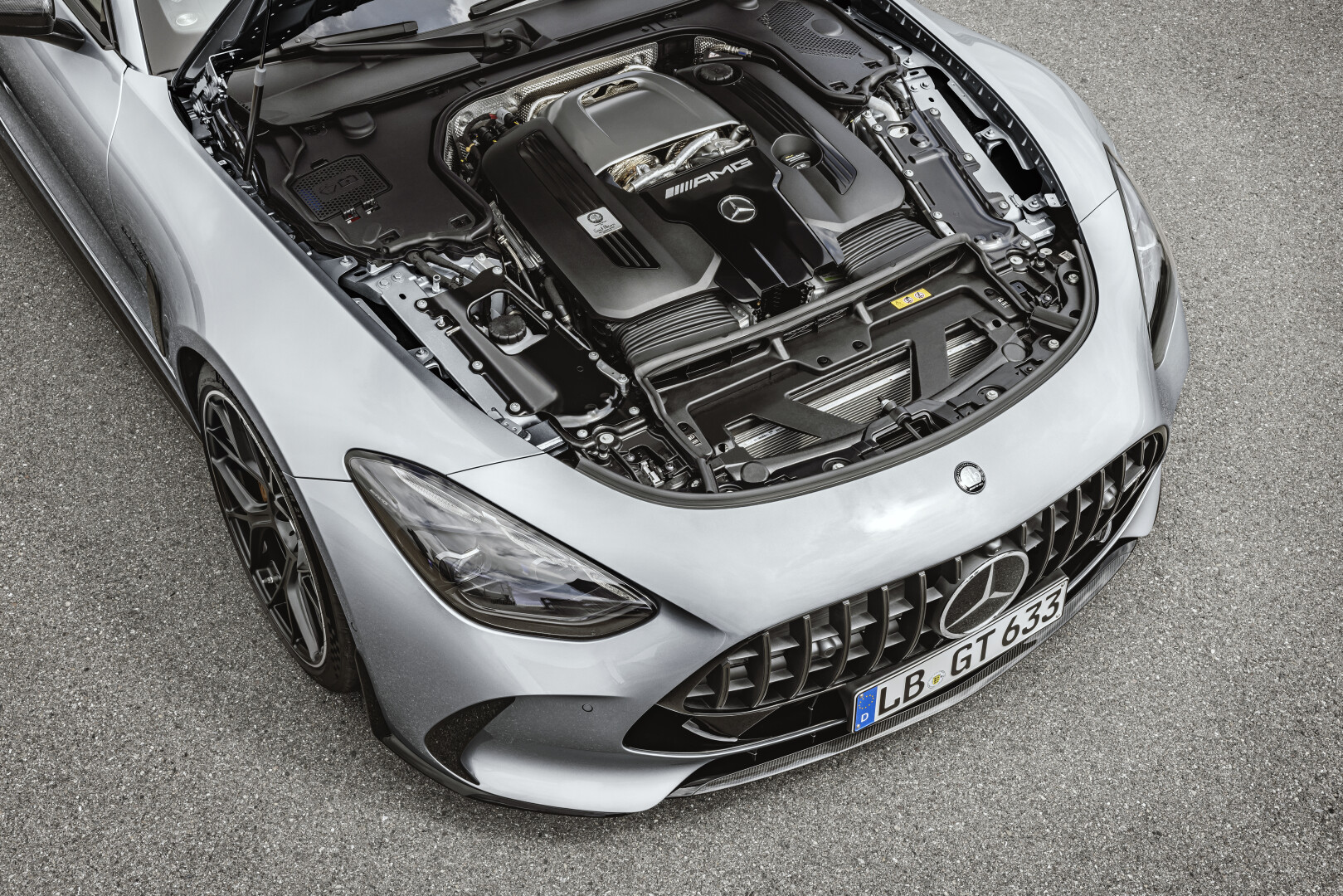 E PERFORMANCE: Combustion engine at the front, electric motor at the rear E PERFORMANCE: Combustion engine at the front, electric motor at the rear
