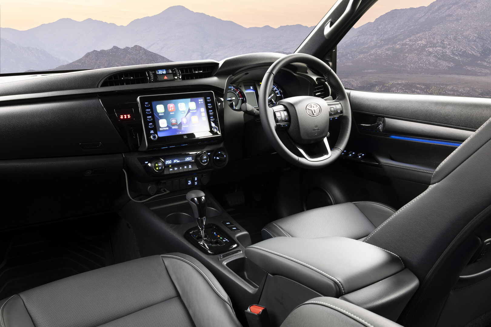The cabin of the Hilux Legend 55 highlights its dual character: robust and refined. The cabin of the Hilux Legend 55 highlights its dual character: robust and refined.