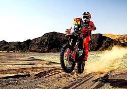 Benavides grabs Dakar bike lead