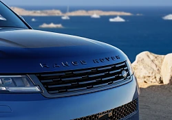 Magnificent lustre: Range Rover develops mirror-like paint finish for Bespoke clients 